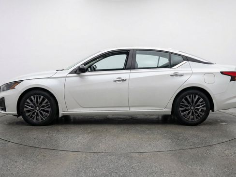 Used 2025 Nissan Altima 2.5 SV FWD image 5