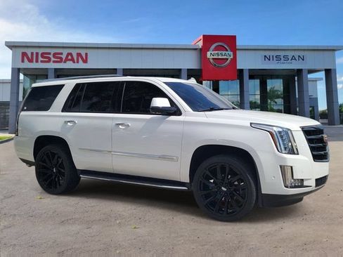 Used 2020 Cadillac Escalade Luxury RWD image 2