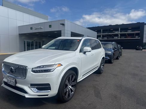 Certified 2024 Volvo XC90 T8 Ultimate w/ Lounge Package image 12