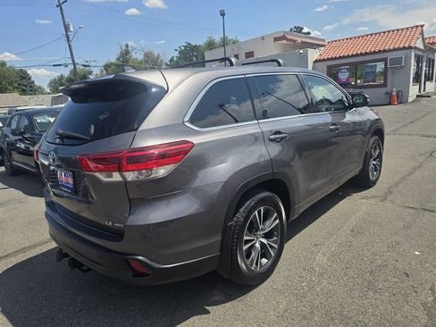 Used 2017 Toyota Highlander LE AWD/4WD image 10