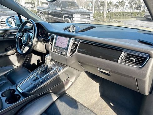 Used 2018 Porsche Macan image 31