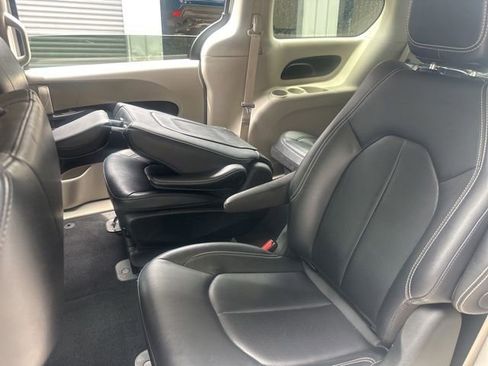 Used 2024 Chrysler Pacifica Limited FWD image 11