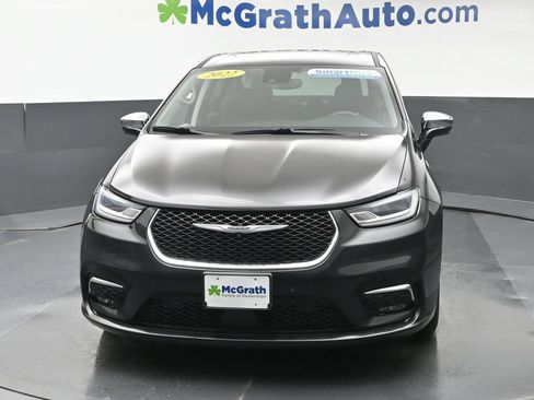 Used 2022 Chrysler Pacifica Limited w/ Uconnect Theater Family Group FWD image 6