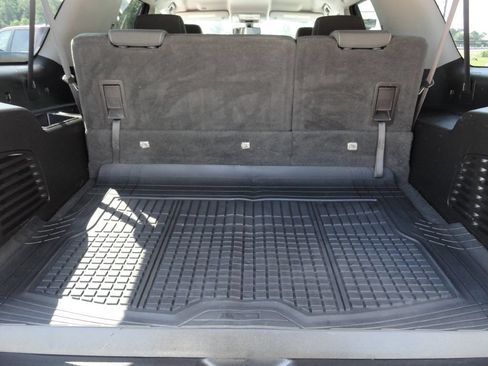 Used 2016 Chevrolet Suburban LS RWD image 13