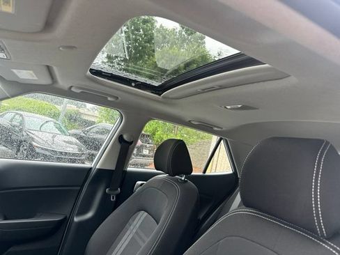 Certified 2025 Hyundai Venue SEL FWD image 9