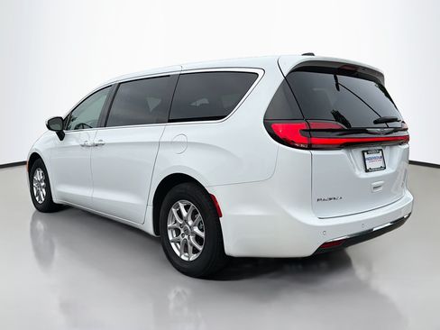 Used 2023 Chrysler Pacifica Touring-L FWD image 13