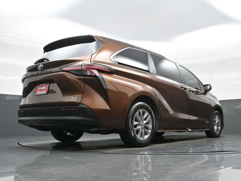 Used 2021 Toyota Sienna XLE FWD image 34