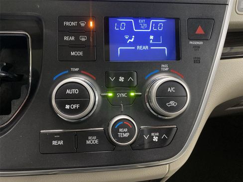 Used 2017 Toyota Sienna XLE FWD image 21