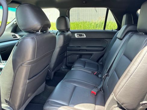 Used 2014 Ford Explorer XLT w/ Equipment Group 202A AWD/4WD image 11
