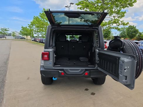 Used 2023 Jeep Wrangler Unlimited Sahara AWD/4WD image 6