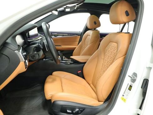 Used 2023 BMW 540i w/ Convenience Package image 31