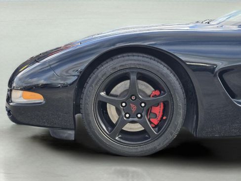 Used 2004 Chevrolet Corvette Coupe w/ Preferred Equipment Group RWD image 9
