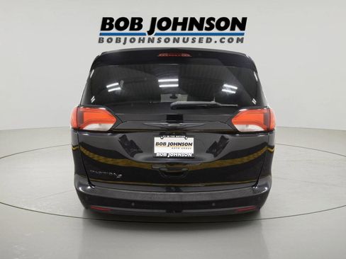 Used 2018 Chrysler Pacifica Touring-L Plus w/ S Appearance Package FWD image 4