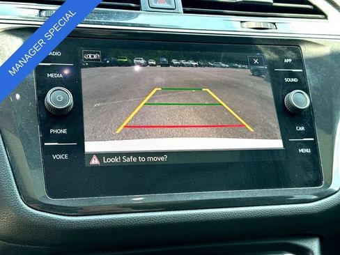 Used 2022 Volkswagen Tiguan SE w/ Panoramic Sunroof Package FWD image 15