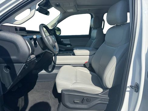 Used 2025 Ford Expedition Active AWD/4WD image 9