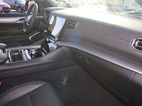 Used 2025 Jeep Wagoneer L Series II w/ 8-pass Seating Package image 21