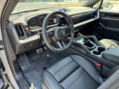 New 2025 Porsche Cayenne Turbo image 4