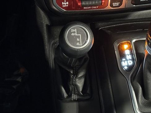 Used 2025 Jeep Gladiator Rubicon w/ Convenience Group AWD/4WD image 33