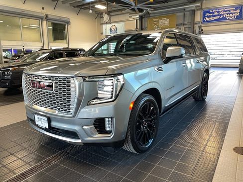 Used 2023 GMC Yukon XL Denali w/ Denali Reserve Package image 3