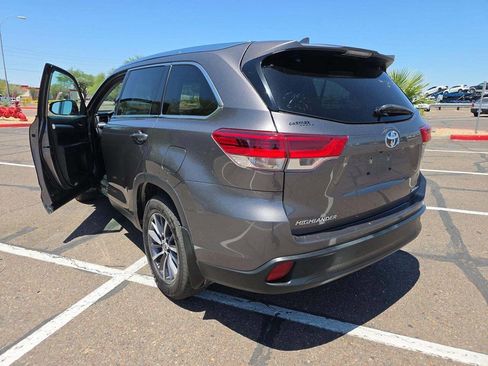 Used 2019 Toyota Highlander XLE AWD/4WD image 3