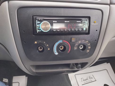 Used 2005 Ford Taurus SE image 17