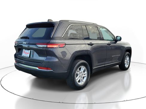 Used 2024 Jeep Grand Cherokee Laredo AWD/4WD image 4