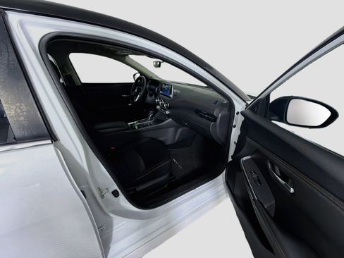 Used 2023 Nissan Sentra SR w/ Midnight Edition Package FWD image 29