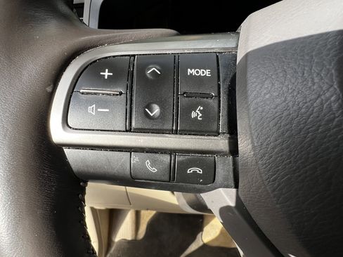 Used 2021 Lexus LX 570 4WD w/ 3rd Row & Luxury Pkg image 19