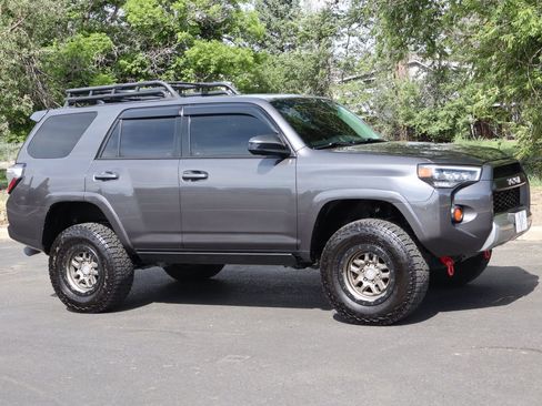 Used 2017 Toyota 4Runner SR5 AWD/4WD image 2