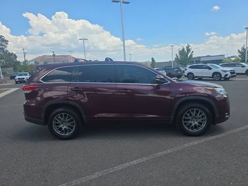 Used 2017 Toyota Highlander LE w/ Carpet Mat Package FWD image 2