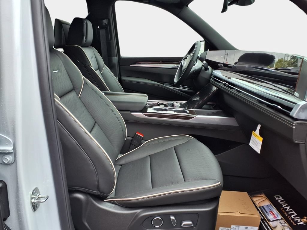 New 2026 Cadillac Escalade Luxury w/ LPO, Radiant Package RWD image 16