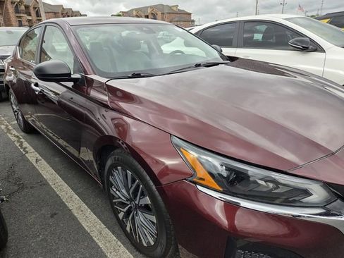 Used 2024 Nissan Altima 2.5 SV FWD image 9