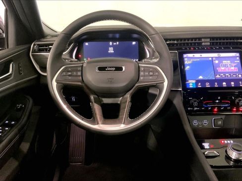 Used 2025 Jeep Grand Cherokee Limited AWD/4WD image 5