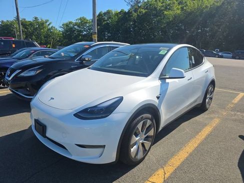 Used 2024 Tesla Model Y Long Range AWD/4WD image 1
