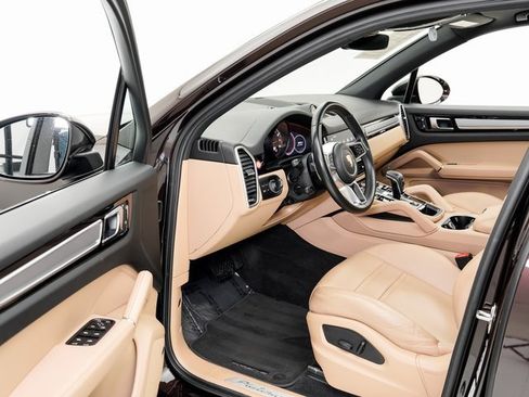 Certified 2023 Porsche Cayenne Platinum Edition image 6