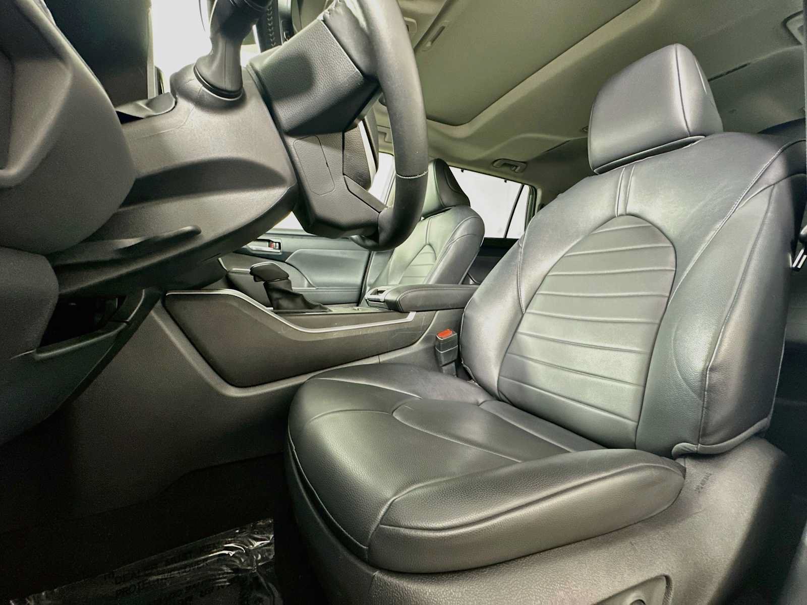 Used 2024 Toyota Highlander XLE FWD image 18