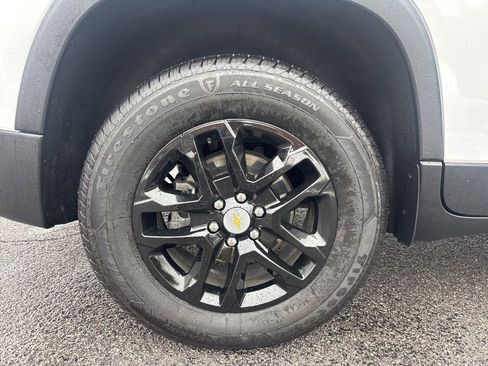 Used 2023 Chevrolet Traverse LS image 27