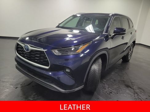 Used 2023 Toyota Highlander XLE FWD image 4