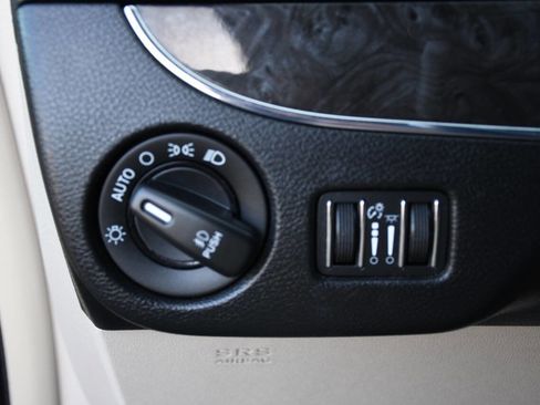 Used 2015 Chrysler Town & Country Touring image 34