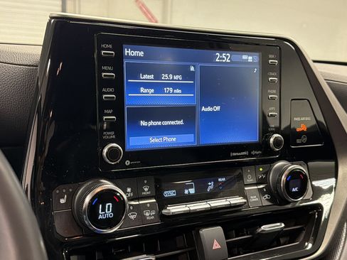 Used 2022 Toyota Highlander XLE FWD image 22
