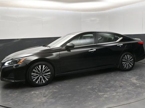 Used 2024 Nissan Altima 2.5 SV image 4