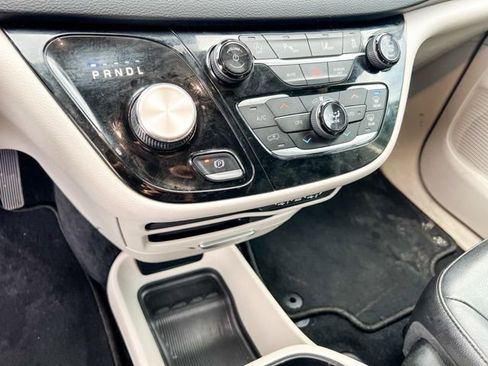 Used 2022 Chrysler Pacifica Touring-L image 20