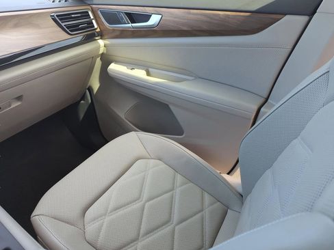 Used 2025 Volkswagen Atlas SE image 22