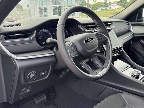 Used 2025 Jeep Grand Cherokee Altitude AWD/4WD image 2