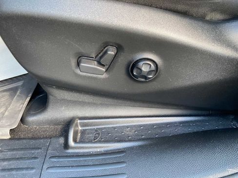 Used 2021 Chrysler Pacifica Touring w/ Uconnect Theater Family Group AWD/4WD image 18