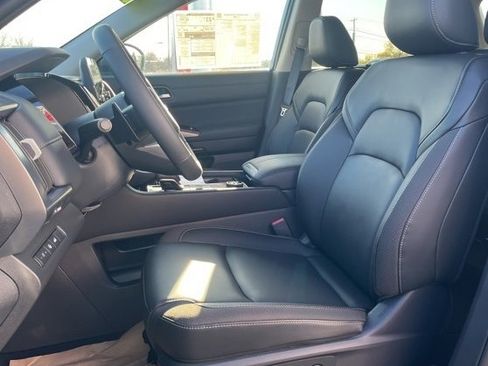 New 2025 Nissan Pathfinder SL w/ Black Appearance Package image 17