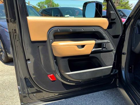 New 2025 Land Rover Defender 90 X-Dynamic SE image 9