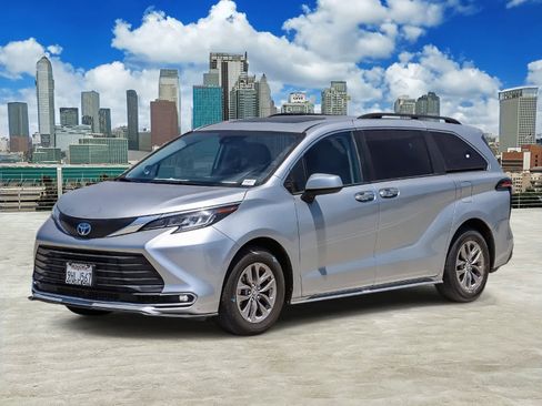 Used 2023 Toyota Sienna XLE w/ XLE Plus Package FWD image 1