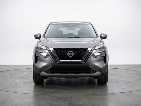 Used 2025 Nissan Rogue SV image 2