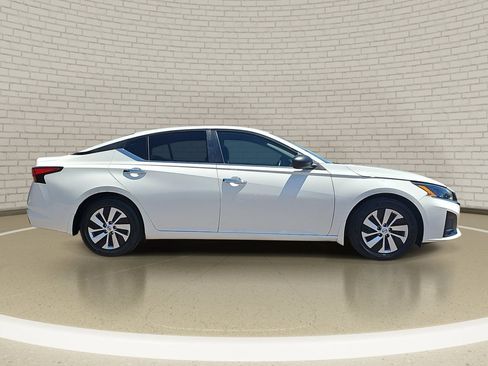 Used 2024 Nissan Altima 2.5 S FWD image 4